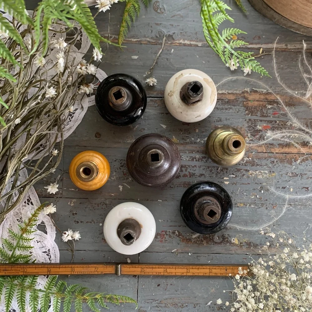 ANTIQUE PORCELAIN & BRASS DOOR KNOBS - Picture 9 of 9